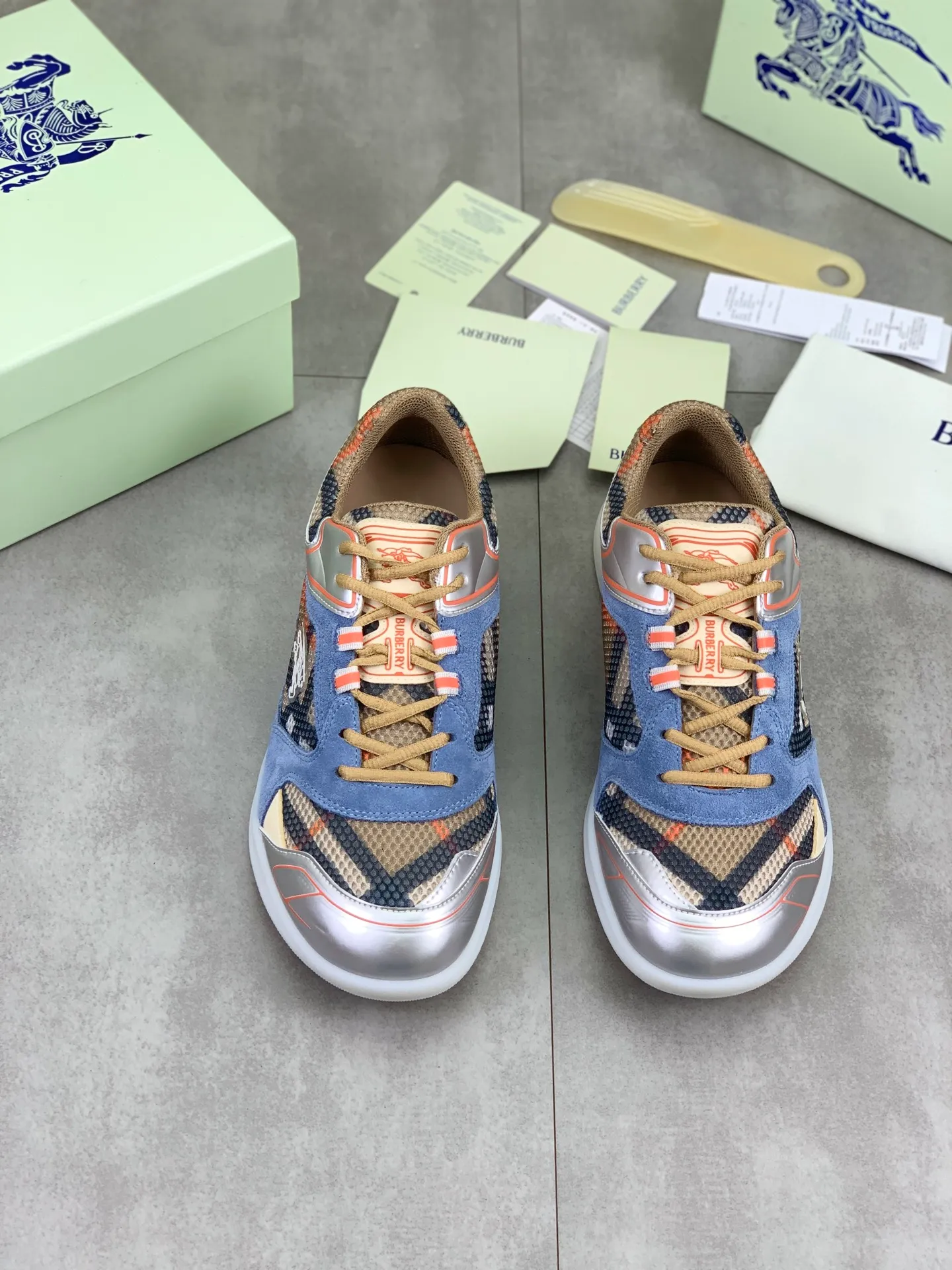 Factory price P720 [BURBERRY] Burberry - High-end quality original order - Upper: imported 🔝 original material - Inner lining: cowhide lining, feet; water-dyed cowhide - Outsole: ultra-light TPR rubber; two-color molded outsole - Ultra-high quality control·Fine workmanship: highlighted (high-end·nobility·grade) -Size: 36-46 for men and women Color: 4️⃣colors available
